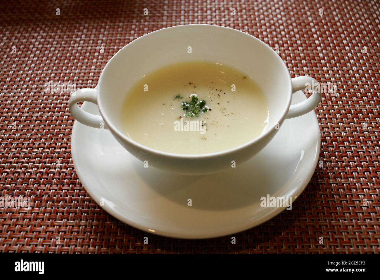 Nagano, Giappone, 2021-12-08, zuppa di patate fredde servita come colazione in un ristorante. Cremoso e delizioso. Foto Stock