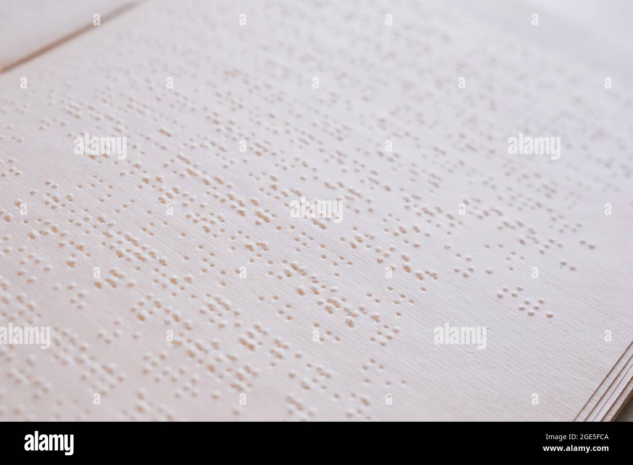 Immagine di sfondo del libro per ciechi con carattere braille tattile, spazio di copia Foto Stock