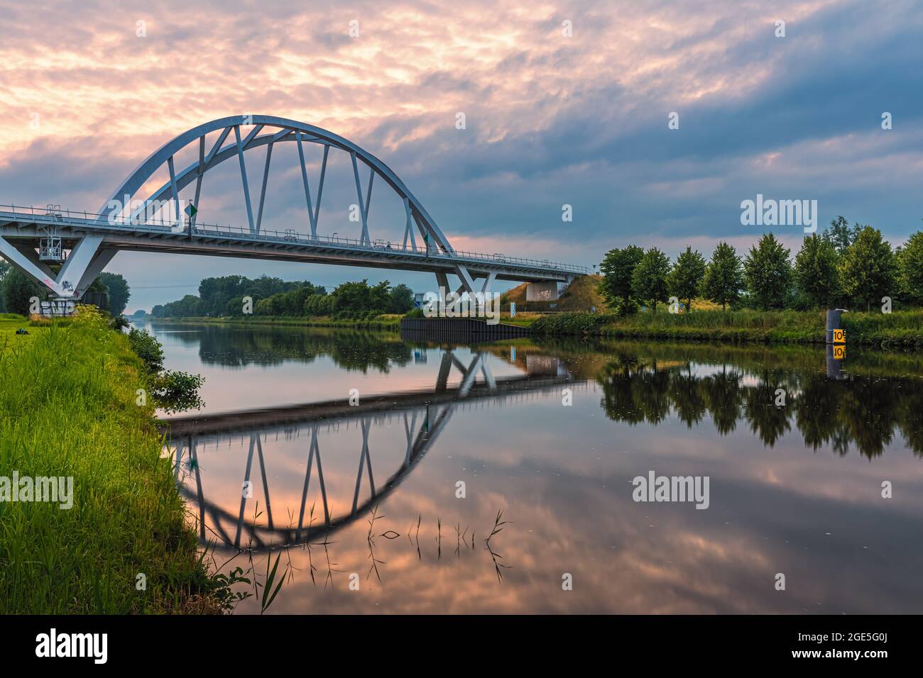Il ponte Walfridus, ai margini della zona industriale De Hoogte, è un ponte ferroviario a nord di Groningen sul canale Van Starkenborgh e la N Foto Stock
