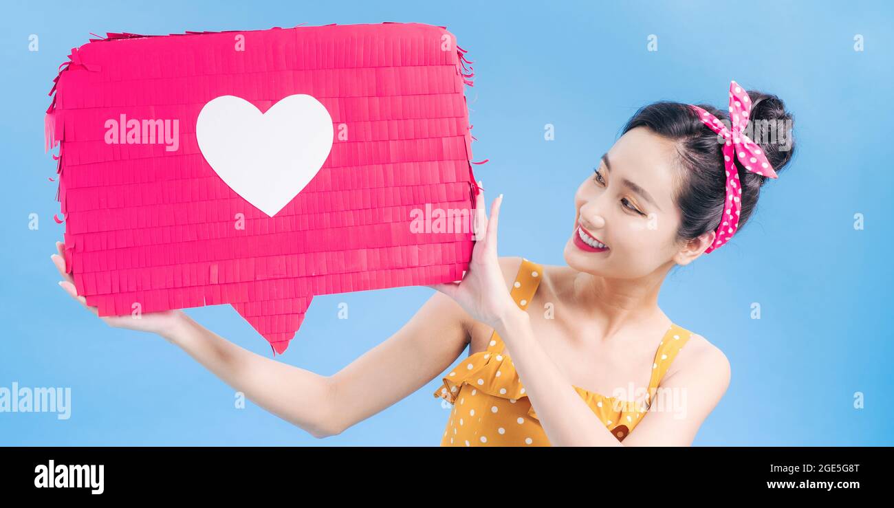 Ragazza che ama avere gradisce nell'ossessione e nel networking dei social media. Foto Stock