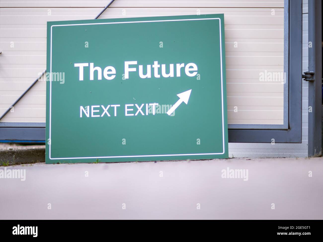 02 agosto 2021, Meclemburgo-Pomerania occidentale, Güstrow: Un cartello 'The Future Next Exit' si trova nella società tfc - strumenti per compositi. Foto: Jens Büttner/dpa-Zentralbild/ZB Foto Stock