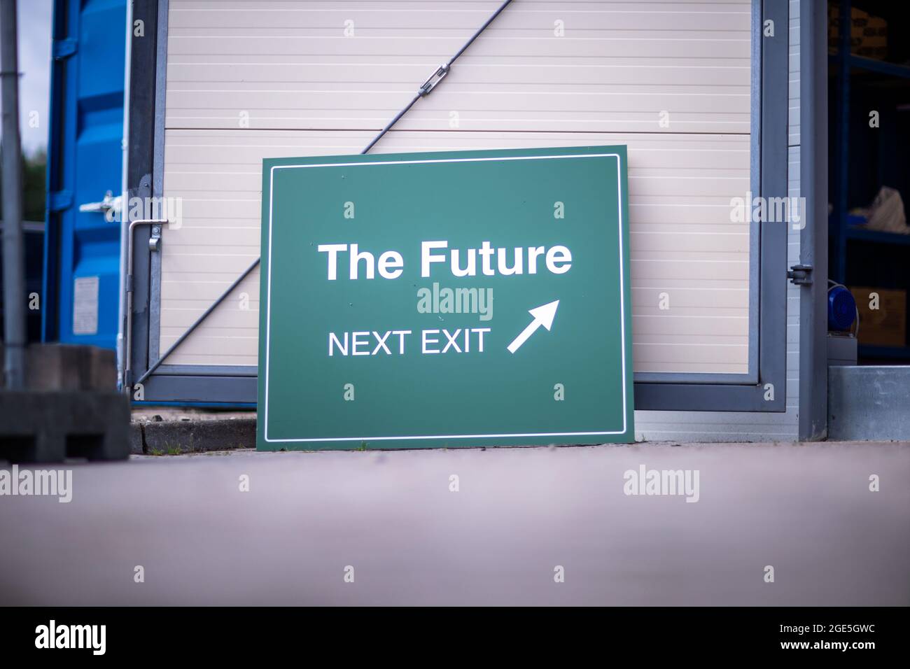 02 agosto 2021, Meclemburgo-Pomerania occidentale, Güstrow: Un cartello 'The Future Next Exit' si trova nella società tfc - strumenti per compositi. Foto: Jens Büttner/dpa-Zentralbild/ZB Foto Stock