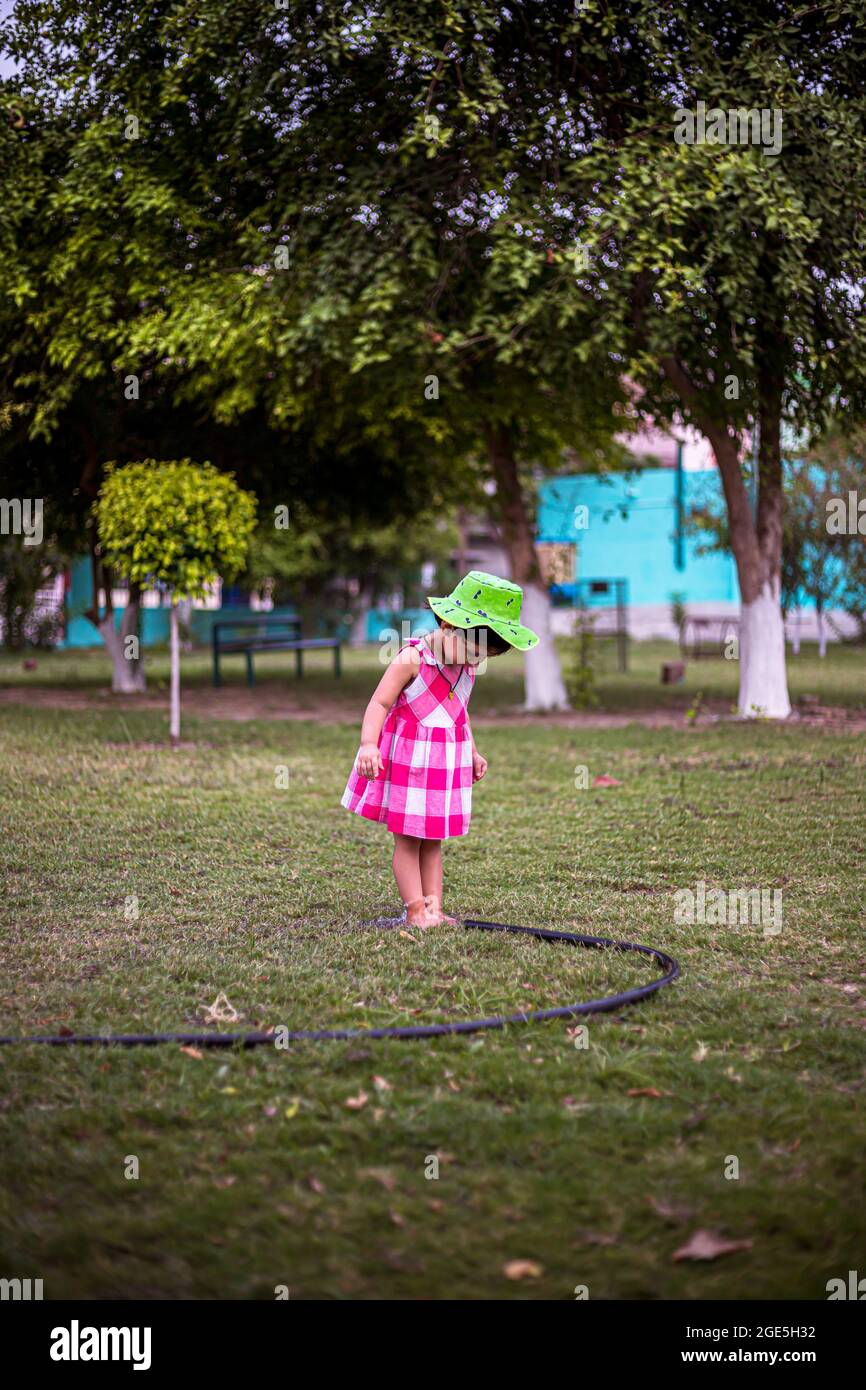 ritratto di carina bambina indiana che gioca nel parco. Foto Stock