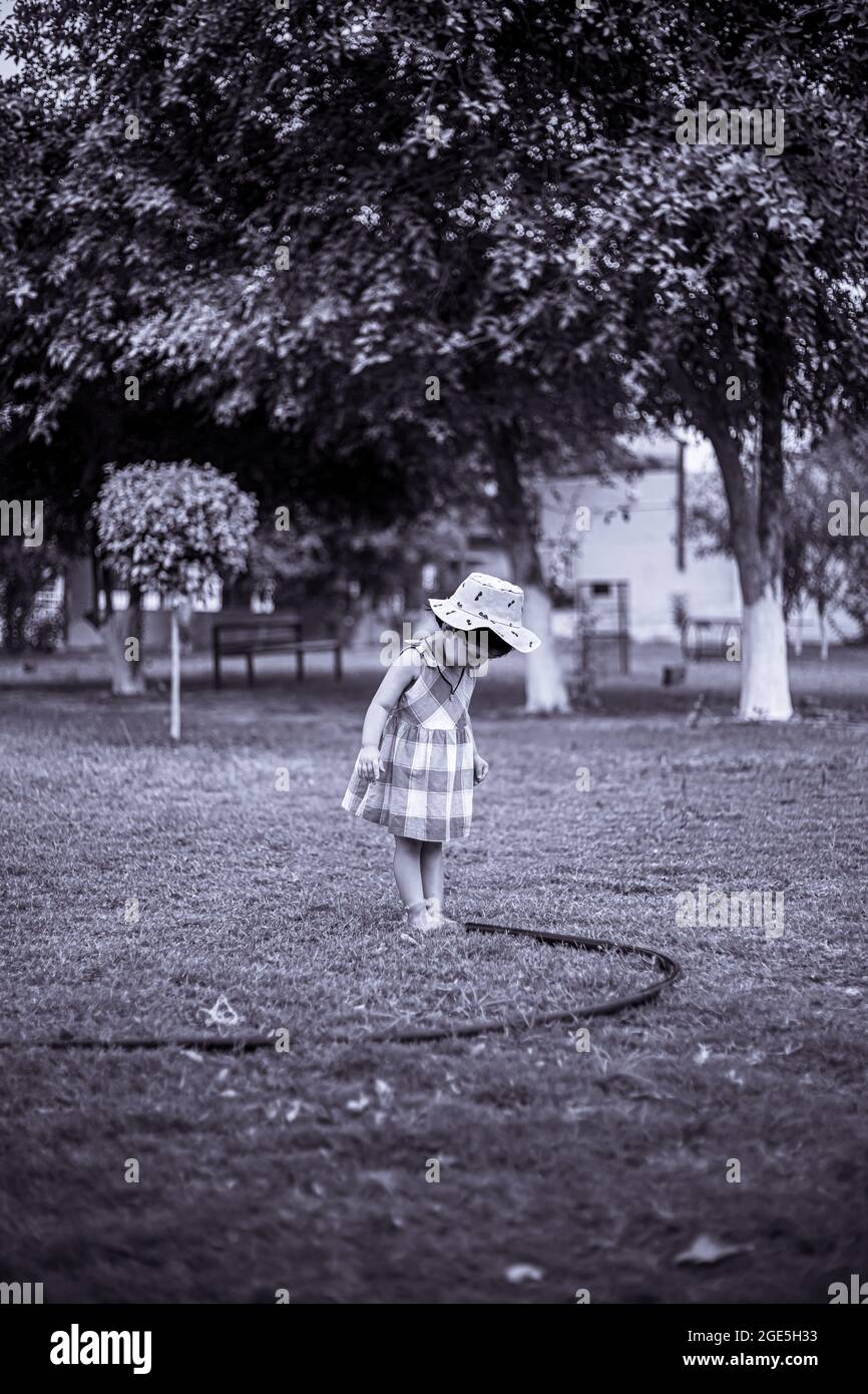 ritratto di carina bambina indiana che gioca nel parco. Foto Stock