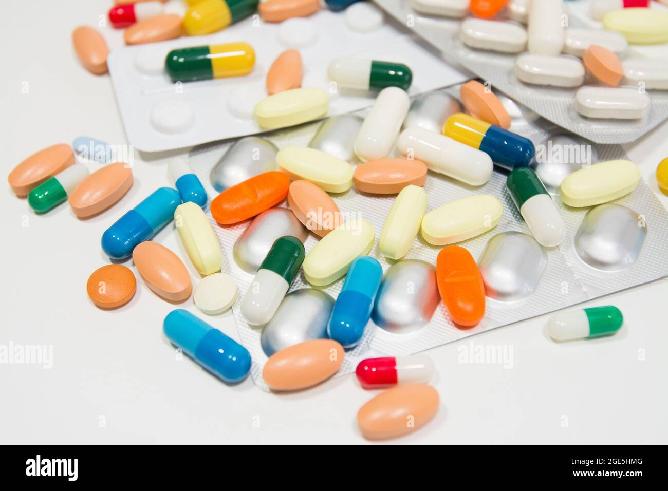 Assortiti medicina farmaceutica pillole, compresse e capsule su sfondo bianco Foto Stock