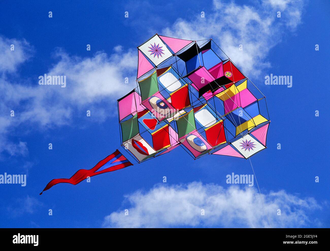 FRANCIA, FESTIVAL DEL KITE, KITE CELLULARE DI ANDRE CASSAGNES DESIGNER FRANCESE DEL KITE Foto Stock