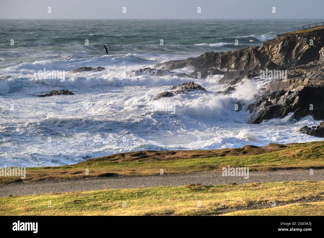 Mare tempestoso con onde selvagge che si infrangono sulle rocce a Little Fistral a Towan Head a Newquay in Cornovaglia. Foto Stock