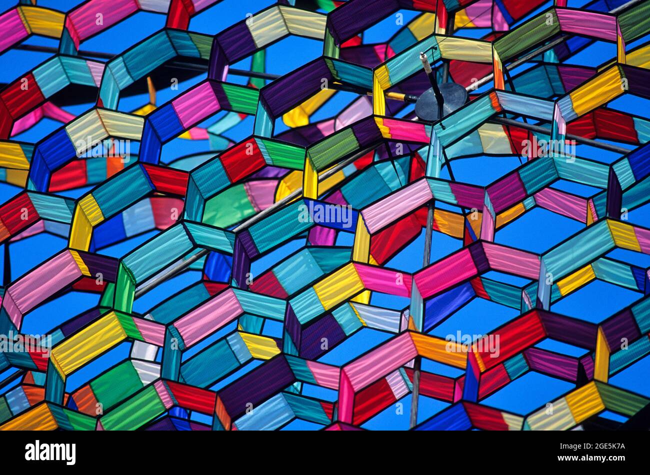 FRANCIA, FESTIVAL DEI AQUILONI, DETTAGLIO DI AQUILONI CELLULARI DI ROLF STURM DESIGNER TEDESCO DI AQUILONI Foto Stock