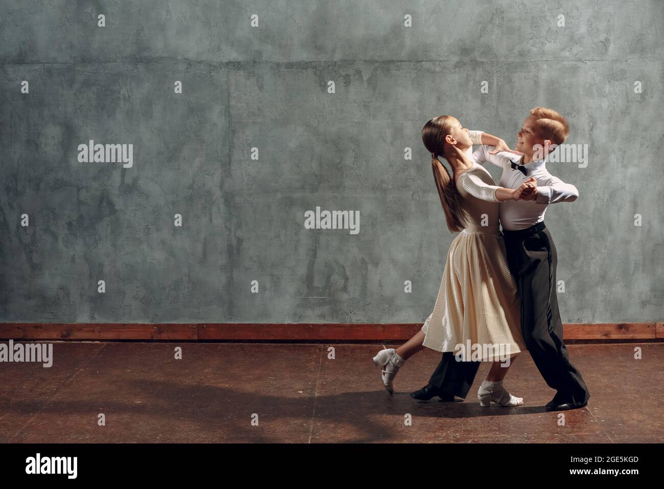 Giovane ragazzo e ragazza che ballano nella sala da ballo Viennese Waltz. Foto Stock