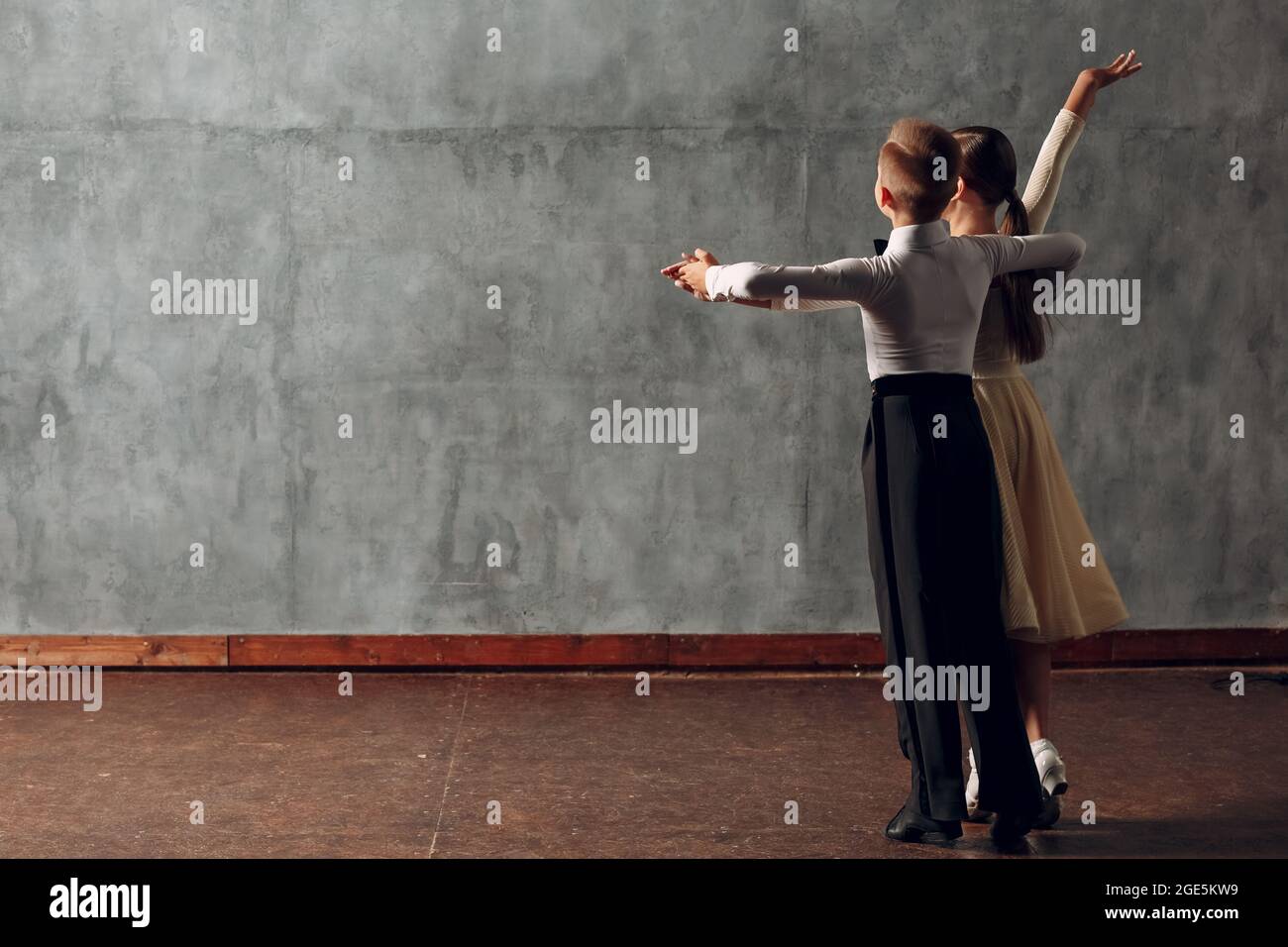 Giovane ragazzo e ragazza che ballano nella sala da ballo Viennese Waltz. Foto Stock