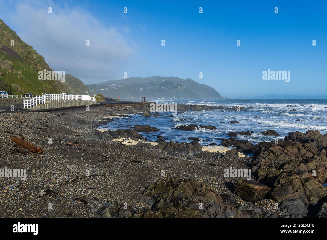 La spiaggia rocciosa di Kapiti Coast non è un buon posto per nuotare. Foto Stock