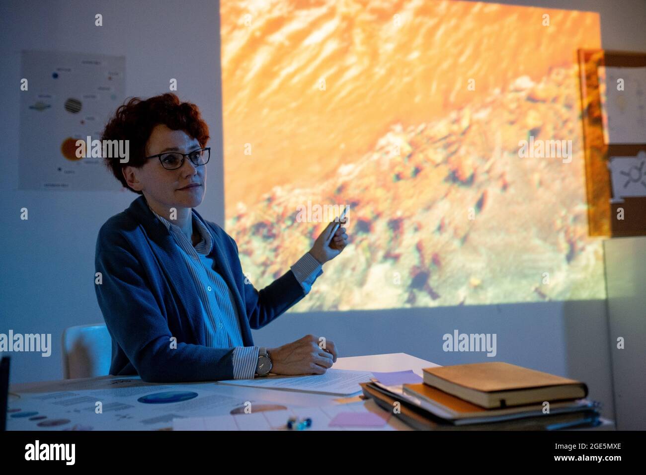 Un giovane insegnante fiducioso che ha fatto una presentazione video sull'inquinamento dell'ambiente durante la lezione Foto Stock