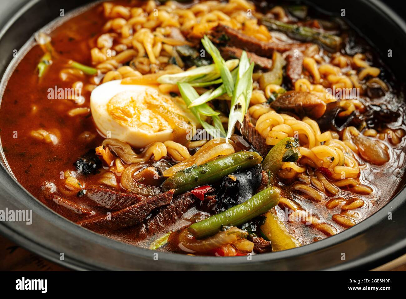 Zuppa di noodle piccante di ramen coreani con chosticks Foto Stock
