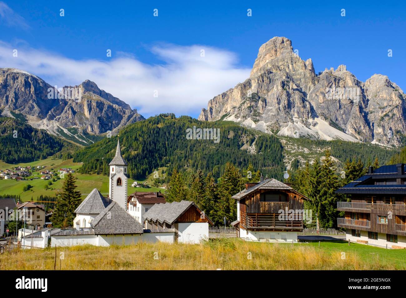 Chiesa Parrocchiale di Santa Caterina, Corvara, alle spalle di Sassongher, Val Badia, Val Gardena, Dolomiti, Alto Adige, Trentino, Italia Foto Stock