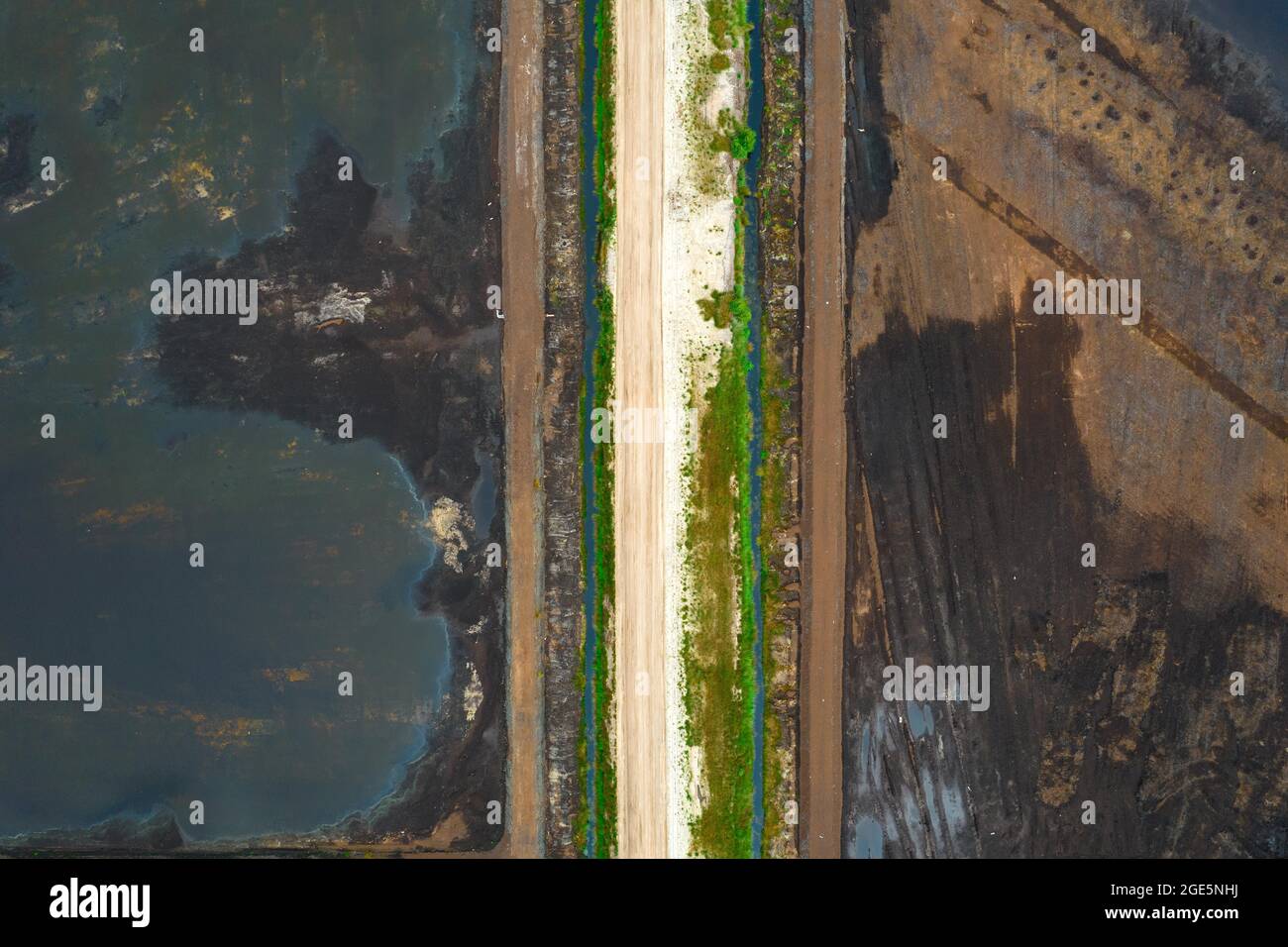 Foto aerea di estrazione della torba, dose di Esterweger in Emsland, foto del drone, area poco dopo l'estrazione, rinaturazione, bassa Sassonia, Germania, Europa Foto Stock