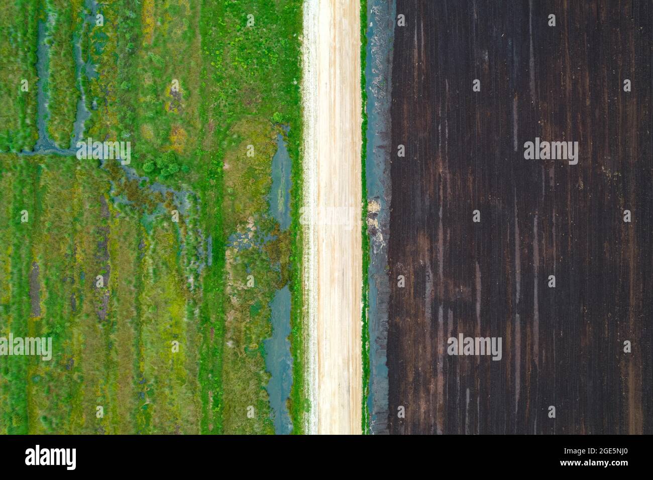 Foto aerea estrazione torba, dose Esterweger in Emsland, foto drone, rinaturalizzazione sinistra, strada intermedia, area di estrazione destra, Bassa Sassonia, Germania Foto Stock