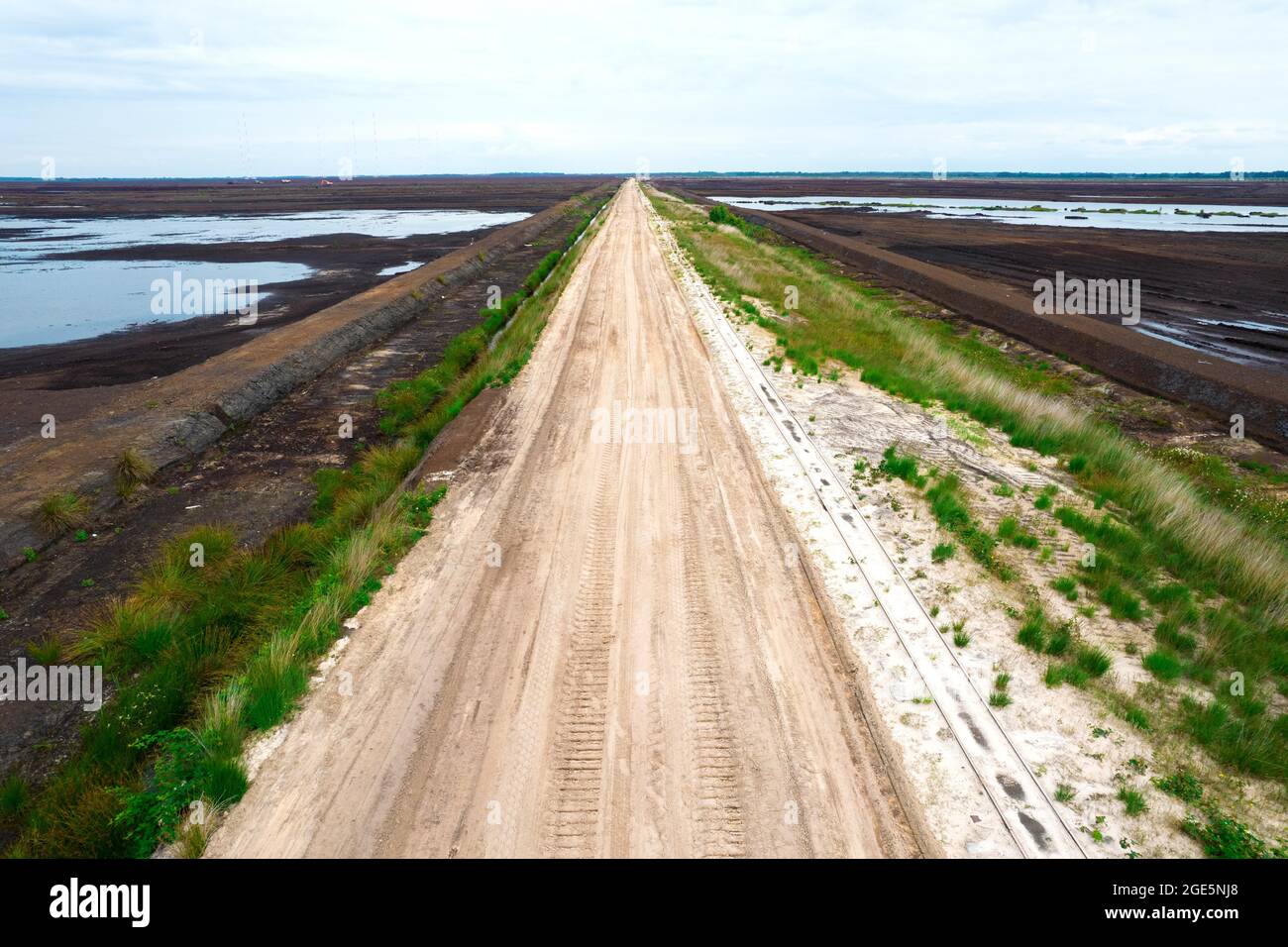 Foto aerea di estrazione della torba, dose di Esterweger in Emsland, foto del drone, area poco dopo l'estrazione, rinaturazione, bassa Sassonia, Germania, Europa Foto Stock