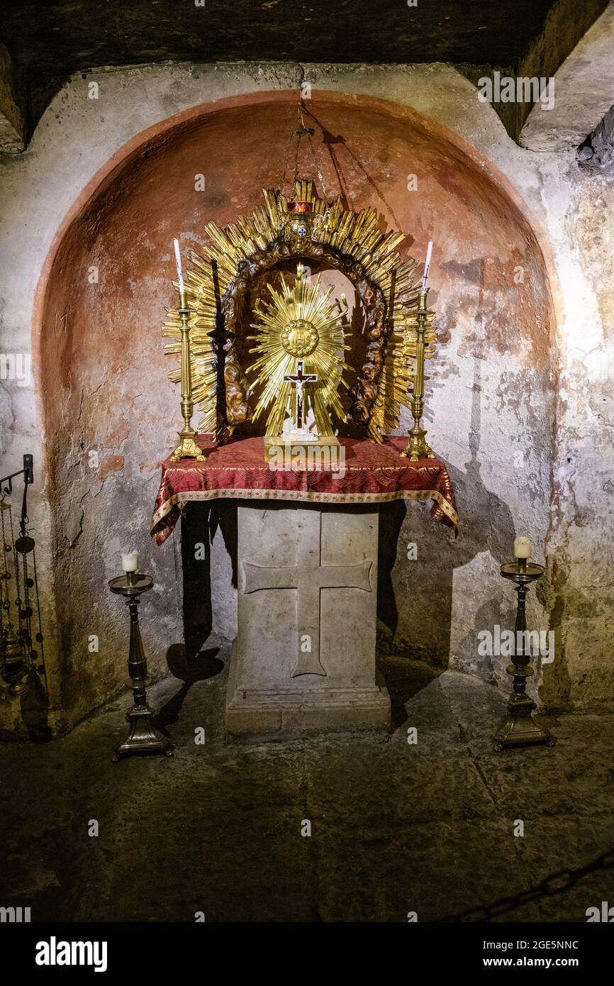 Altare in Cripta di Papa Adriano i in antica cantina della Chiesa di Santa Maria in Cosmedin, la Basilica di Santa Maria in Cosmedin, Forum Boarium, Roma Foto Stock