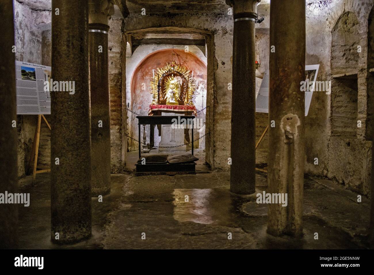 Camera colonnata nella cripta di Papa Adriano i in antica cantina della Chiesa di Santa Maria in Cosmedin, altare sullo sfondo, la Basilica di Santa Maria in Foto Stock