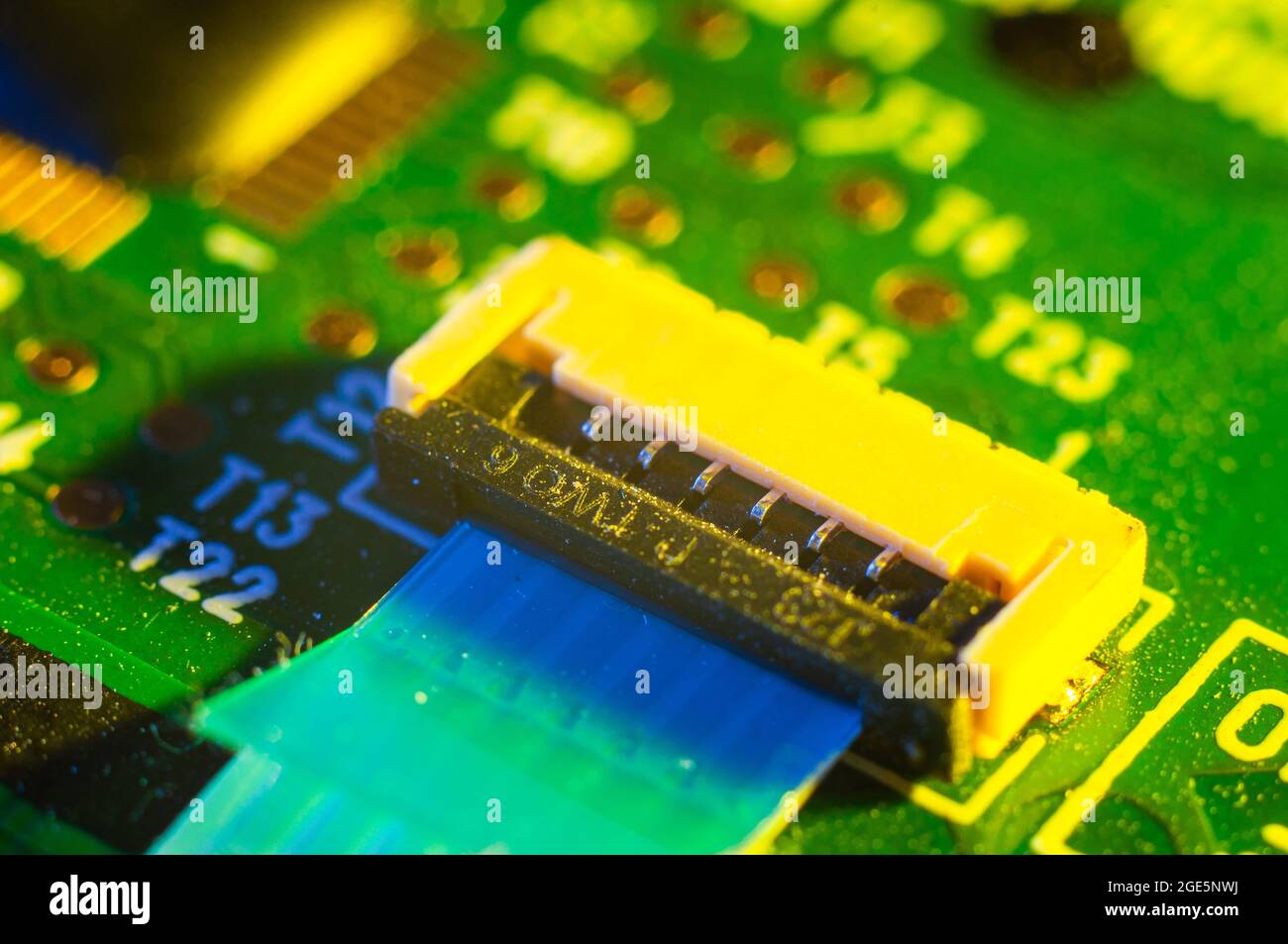 Connettore con cavo flessibile collegato sulla scheda elettronica Foto Stock