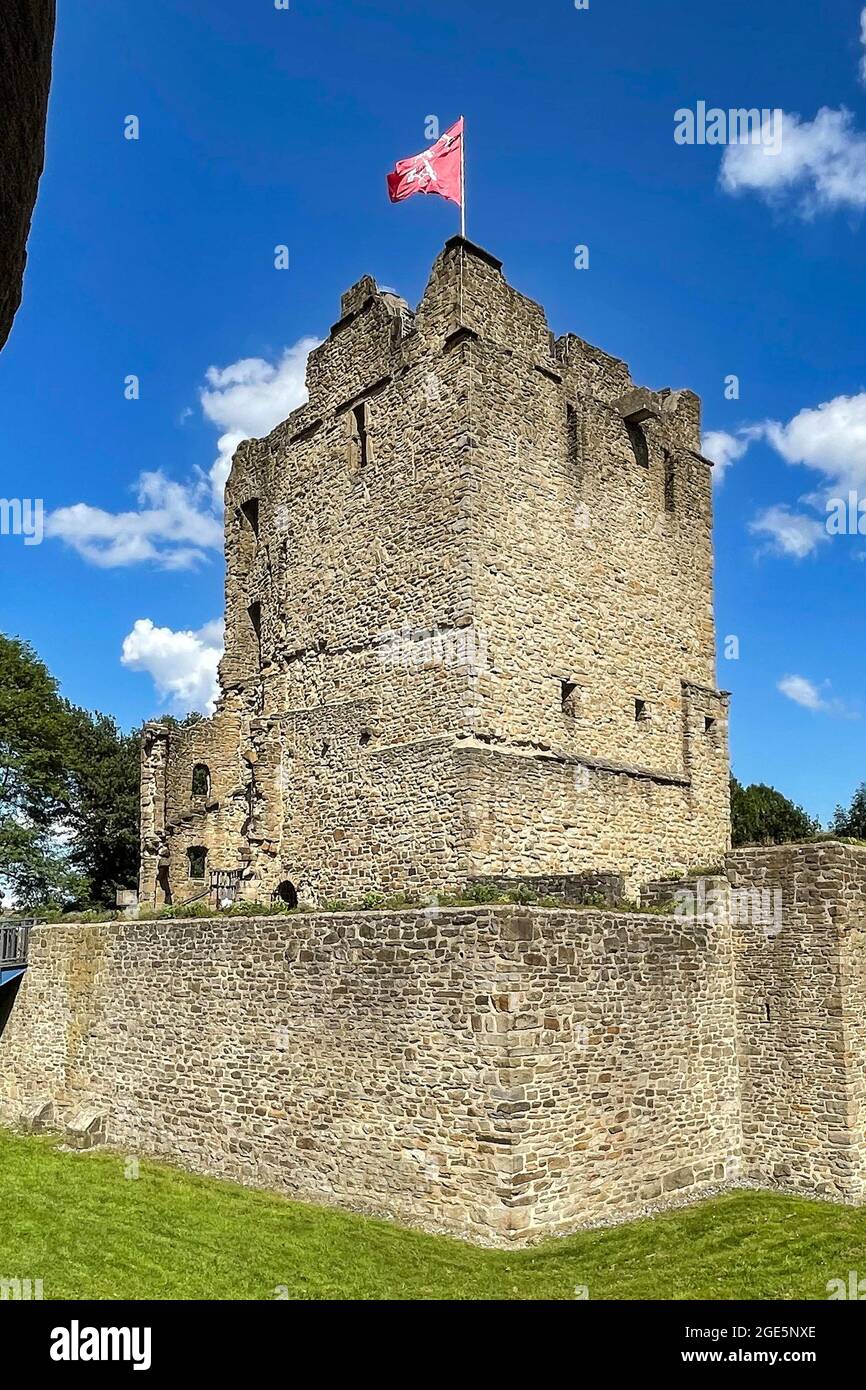 Rovina di Altendorf parzialmente ricostruito ex fossato castello dal Medioevo, in primo piano un fossato secco, Essen, Nord Reno-Westfalia Foto Stock