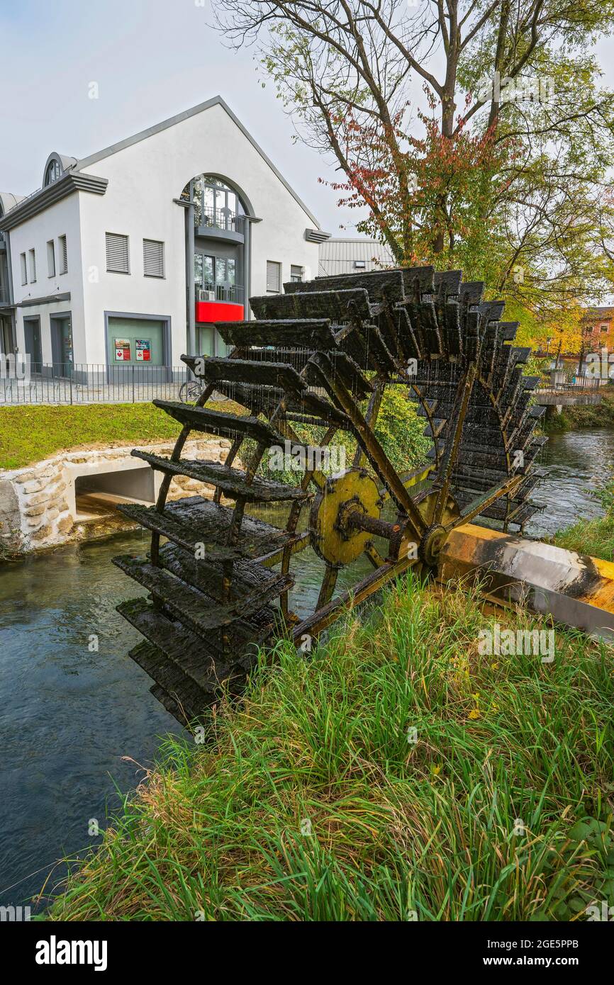 Vecchia ruota ad acqua, Bruckmuehl, alta Baviera, Baviera, Germania Foto Stock