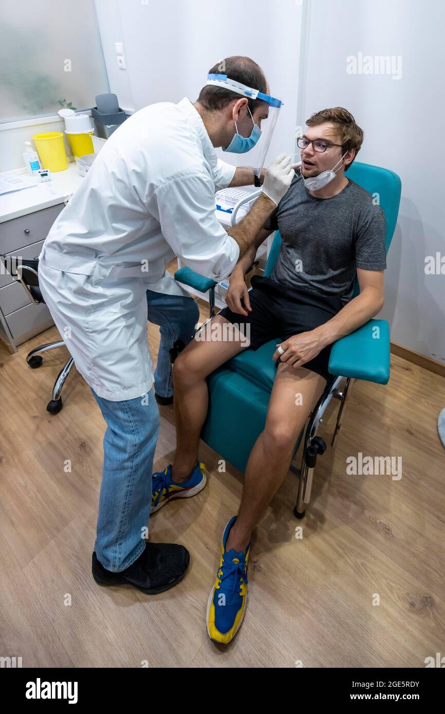 Medico in abbigliamento protettivo fa un test antigenico su un giovane uomo, test del coronavirus, Covid-19, Kalymnos, Grecia Foto Stock