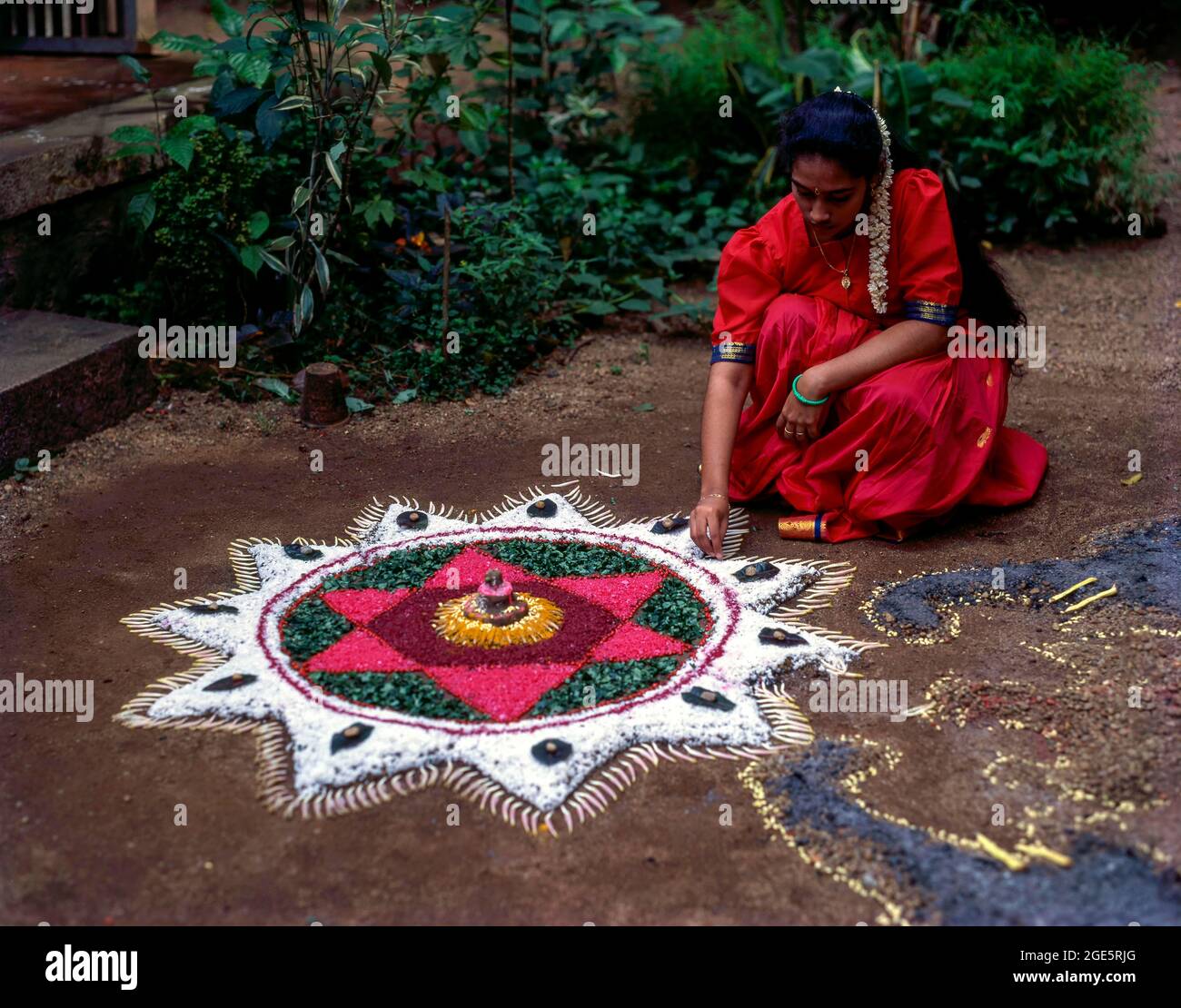 Onam pookkalam o athapookalam durante il festival di Onam in Kerala, India Foto Stock