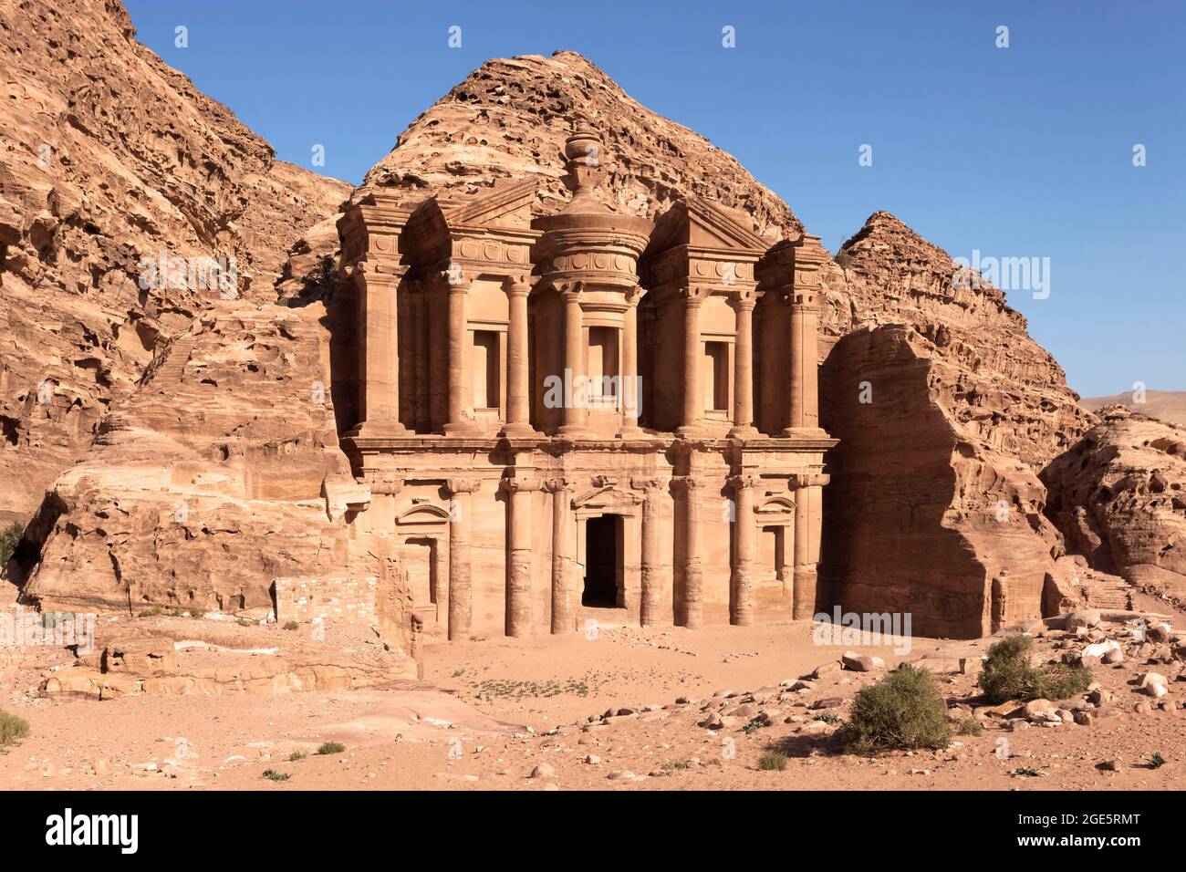 Monastero ad Deir scolpito dalla roccia su un altopiano, Wadi Araba, Wadi Mousa sullo sfondo, Petra, antica capitale dei Nabatei Foto Stock