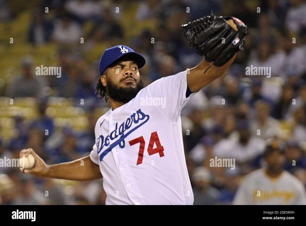 Los Angeles, Stati Uniti. 16 agosto 2021. Il lanciatore di chiusura di Los Angeles Dodgers, Kenley Jansen, si snoda per consegnare contro i Pittsburgh Pirates durante il nono inning al Dodger Stadium di Los Angeles lunedì 16 agosto 2021. I Dodgers sconfissero i Pirati 2-1. Foto di Jim Ruymen/UPI Credit: UPI/Alamy Live News Foto Stock
