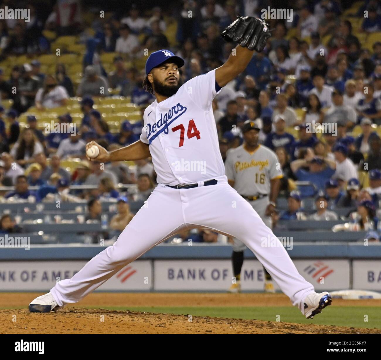 Los Angeles, Stati Uniti. 16 agosto 2021. Il lanciatore di chiusura di Los Angeles Dodgers, Kenley Jansen, si snoda per consegnare contro i Pittsburgh Pirates durante il nono inning al Dodger Stadium di Los Angeles lunedì 16 agosto 2021. I Dodgers sconfissero i Pirati 2-1. Foto di Jim Ruymen/UPI Credit: UPI/Alamy Live News Foto Stock