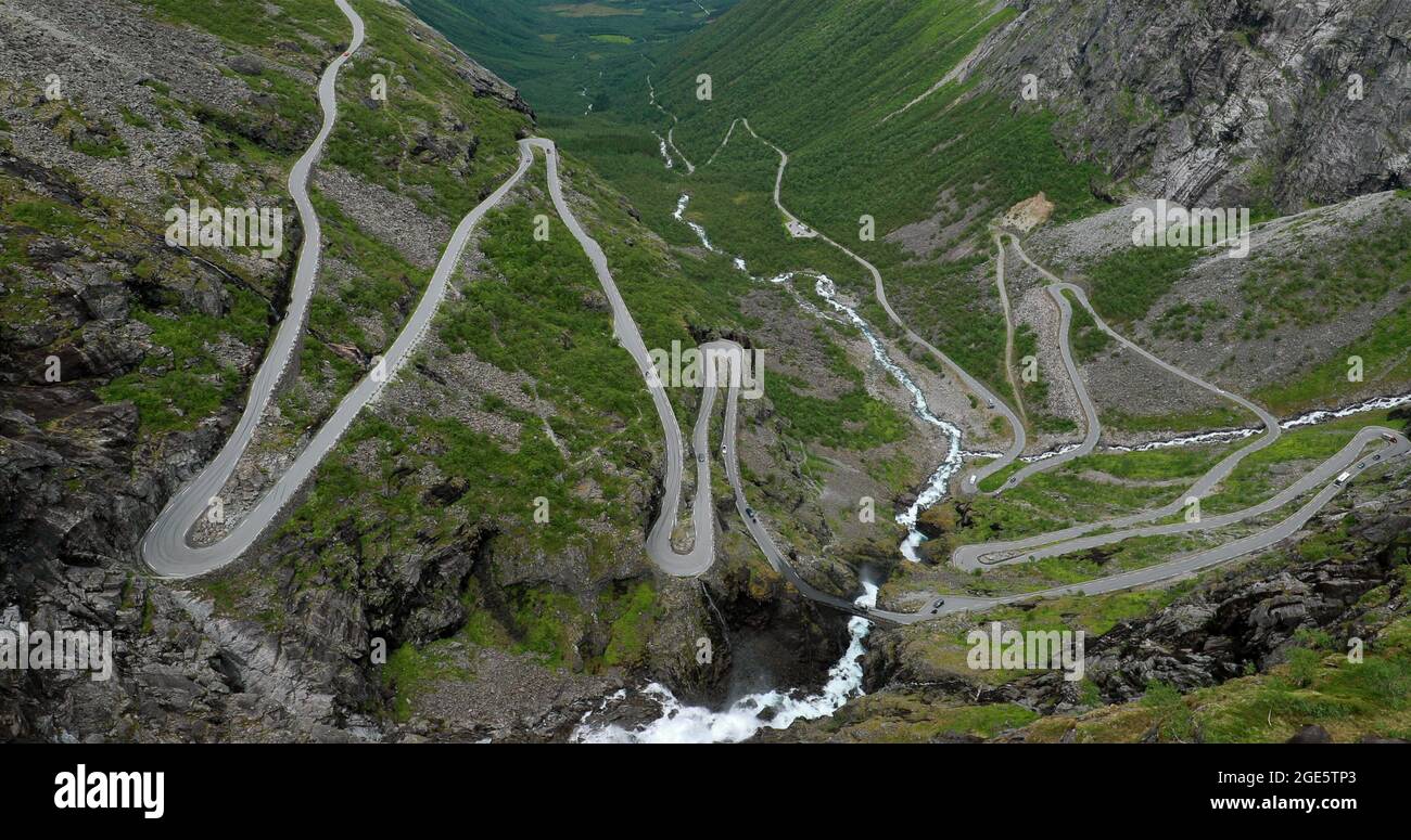 Trollstigen, Andalsnes, Norvegia. Auto va in montagna a serpentina Trollstigen su strada. Norvegese famoso punto di riferimento e meta popolare. La contea norvegese Foto Stock