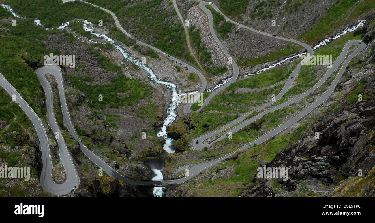 Trollstigen, Andalsnes, Norvegia. Auto va in montagna a serpentina Trollstigen su strada. Norvegese famoso punto di riferimento e meta popolare. La contea norvegese Foto Stock