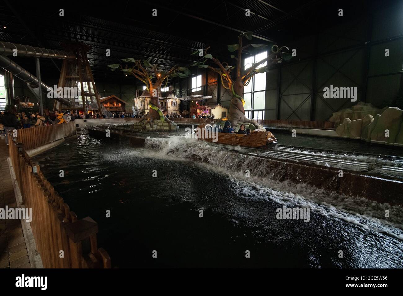 Fumo di tronchi al coperto e all'aperto al parco a tema Toverland Paesi Bassi Foto Stock