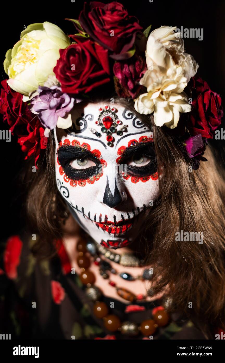 Donna in santa muerte trucco su sfondo nero. Ragazza che indossa  tradizionale costume messicano di morte Santa per Halloween Foto stock -  Alamy