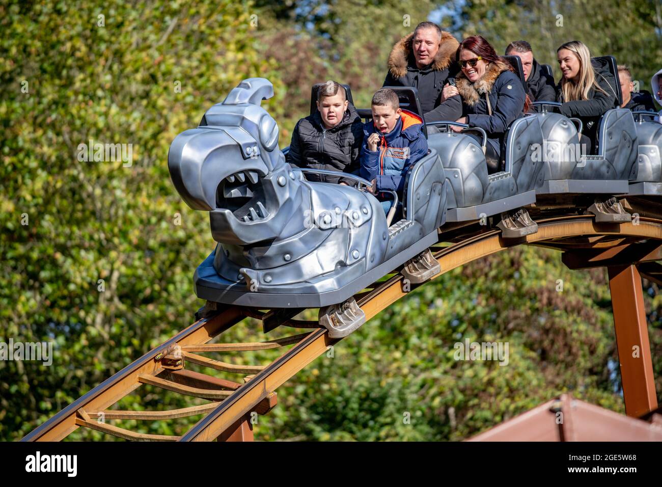 Space Shot lanciato Free Fall, Log Flume e Drako Kids Coaster Rollercoaster Walbi Holland The Netherlands Theme Park Foto Stock