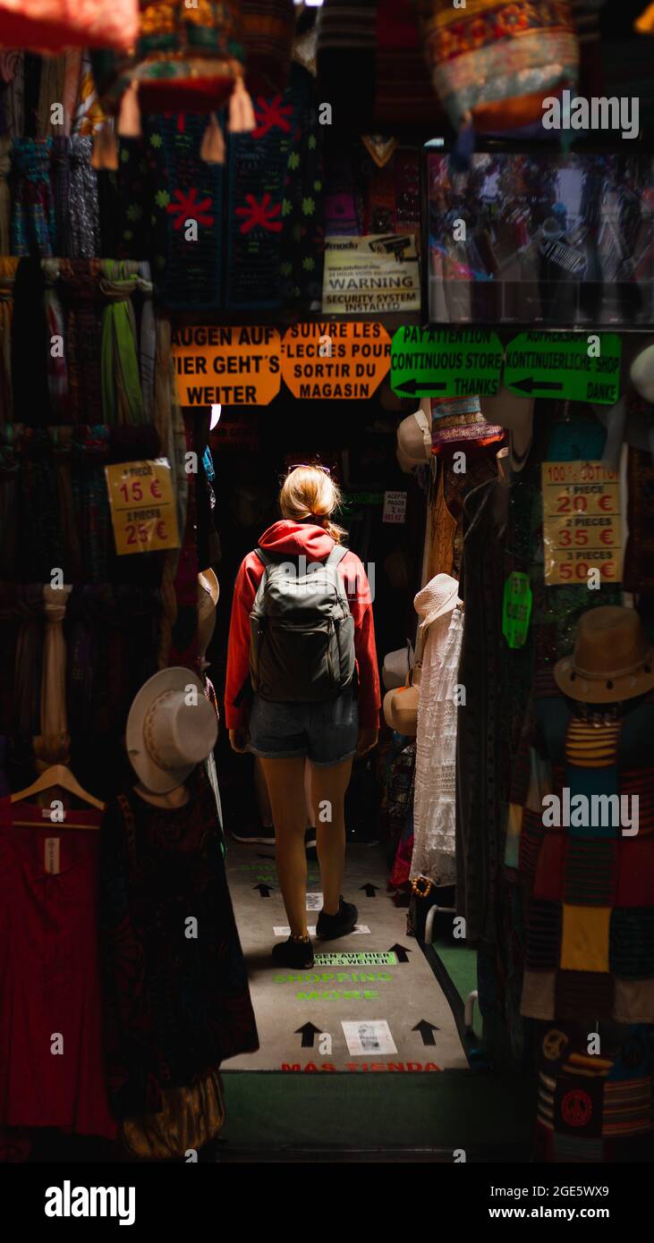 Una giovane donna in un negozio di souvenir a Lanzarote Foto Stock
