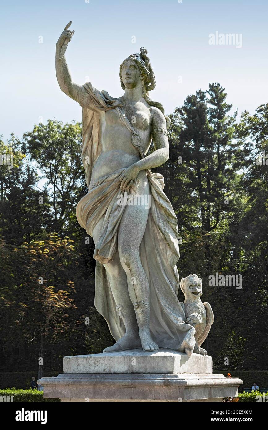 Statua di Proserpina con il gufo Ascalafos, di Dominik Auliczek, 1778, Palazzo Nymphenburg, Monaco di Baviera, Alta Baviera, Baviera, Germania Foto Stock