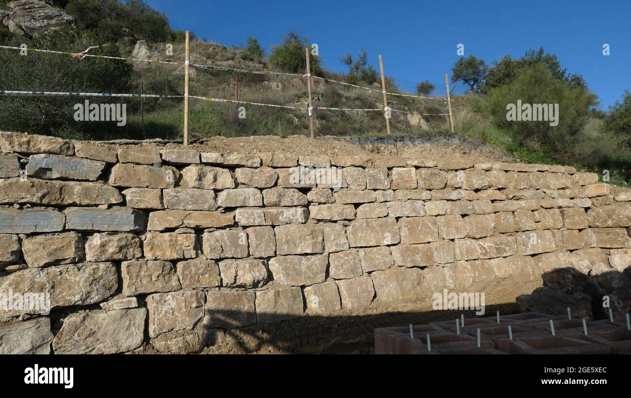 Blocchi da roccia, blocchi da parete di fissaggio su cantieri fangosi Foto Stock