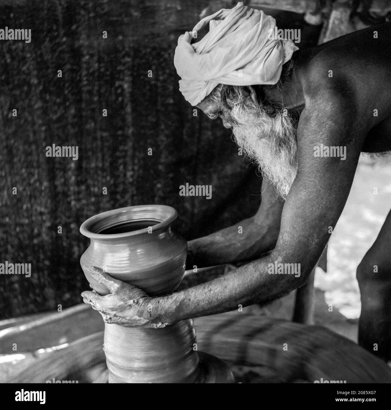 Vecchio indiano del sud asiatico che fa una pentola a mano, Tamil Nadu, India Foto Stock