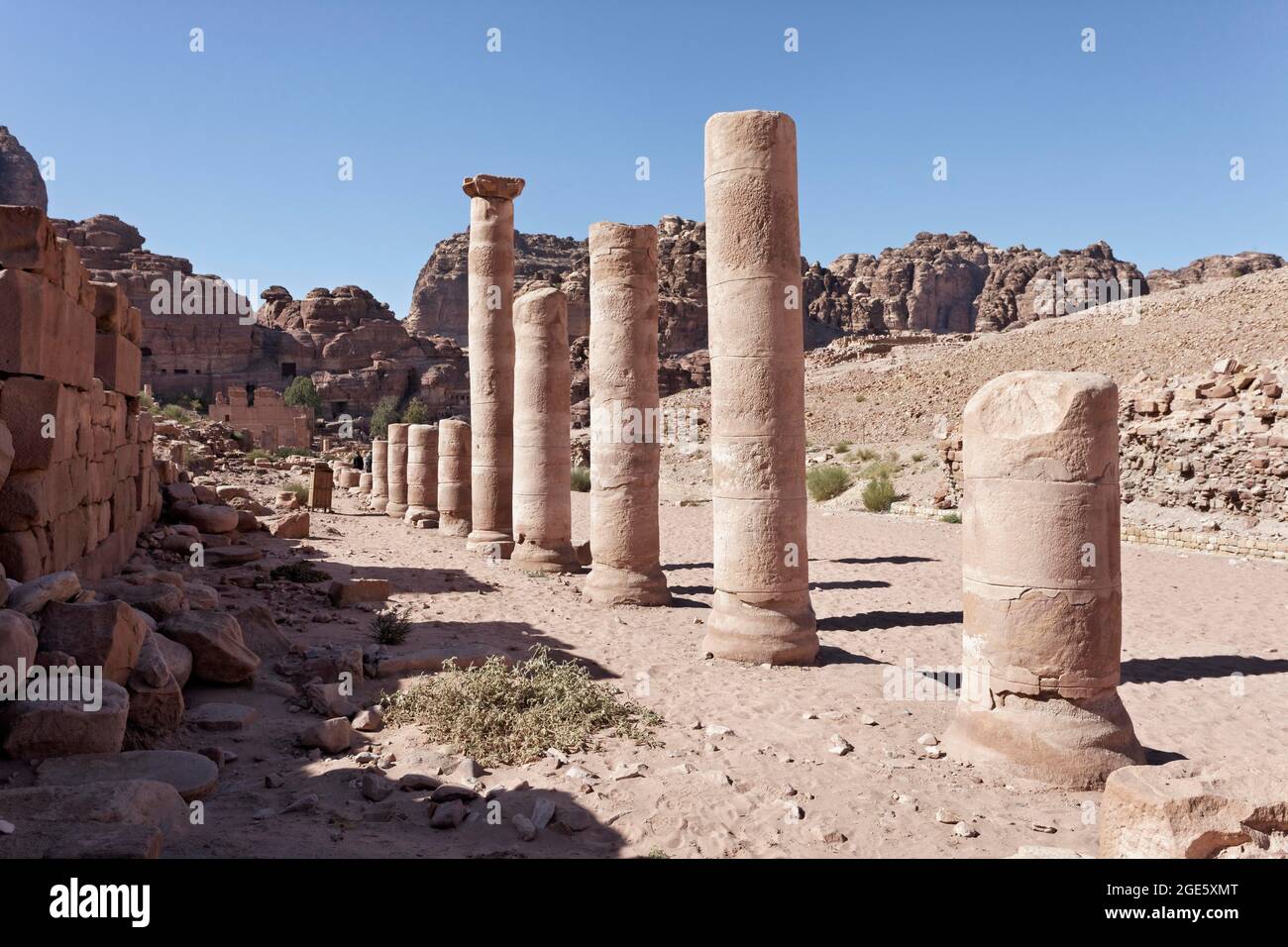 Colonne a Colonnade Street, Petra, patrimonio dell'umanità dell'UNESCO, Regno di Giordania Foto Stock