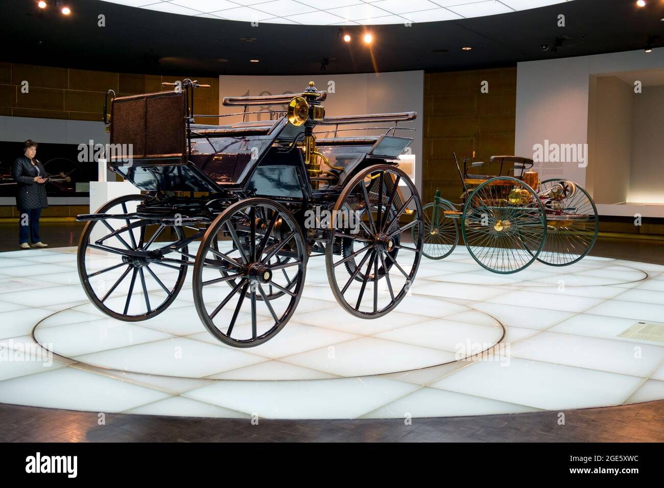 Un paio delle prime carrozze senza cavalli, automobili. Al Museo Mercedes-Benz di Stoccarda, Germania. Foto Stock