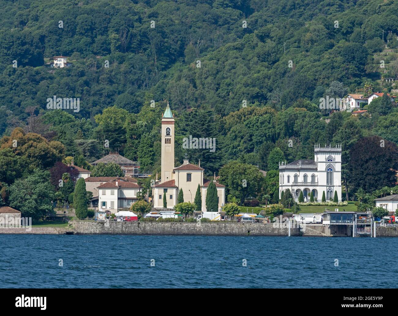 Chiesa e villa sul lungolago, Belgirate, Lago maggiore, Piemonte, Italia Foto Stock