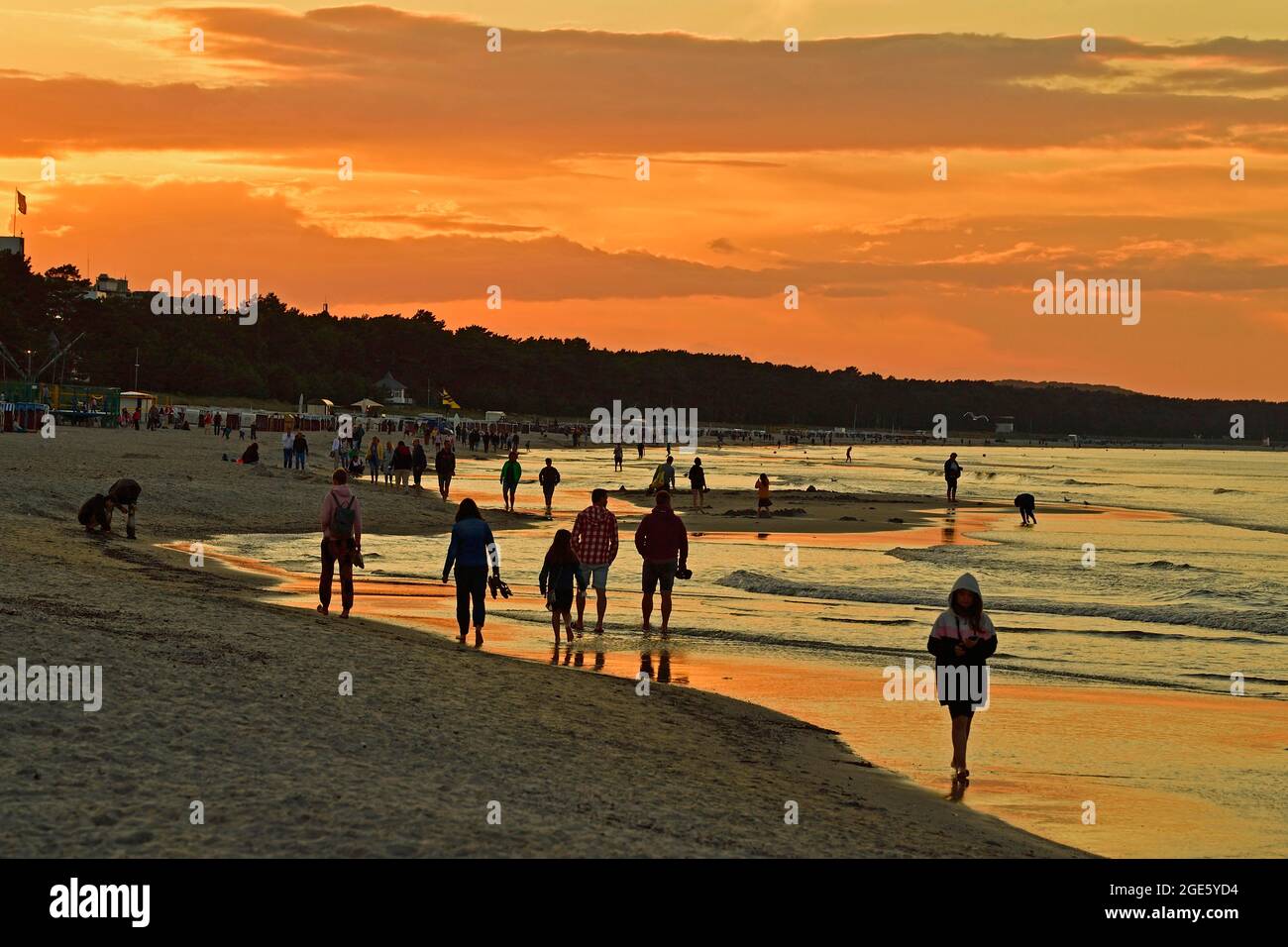 Tramonto sulla spiaggia, resort Baltico Binz, isola Ruegen, Meclemburgo-Pomerania occidentale, Germania Foto Stock