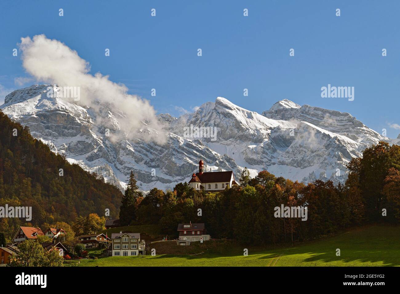 Cappella Flüeli Ranft di fronte al panorama alpino, Flüeli Ranft, Sachseln, Canton Obvaldo, Svizzera, Europa Foto Stock