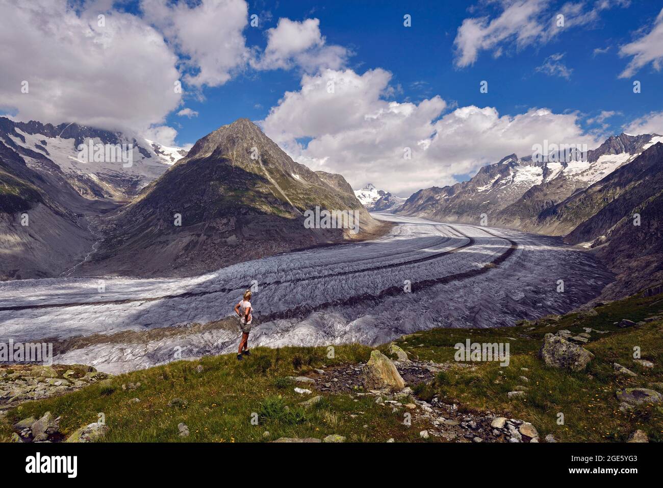 Escursioni lungo il Grande ghiacciaio Aletsch, Vallese, Svizzera Foto Stock