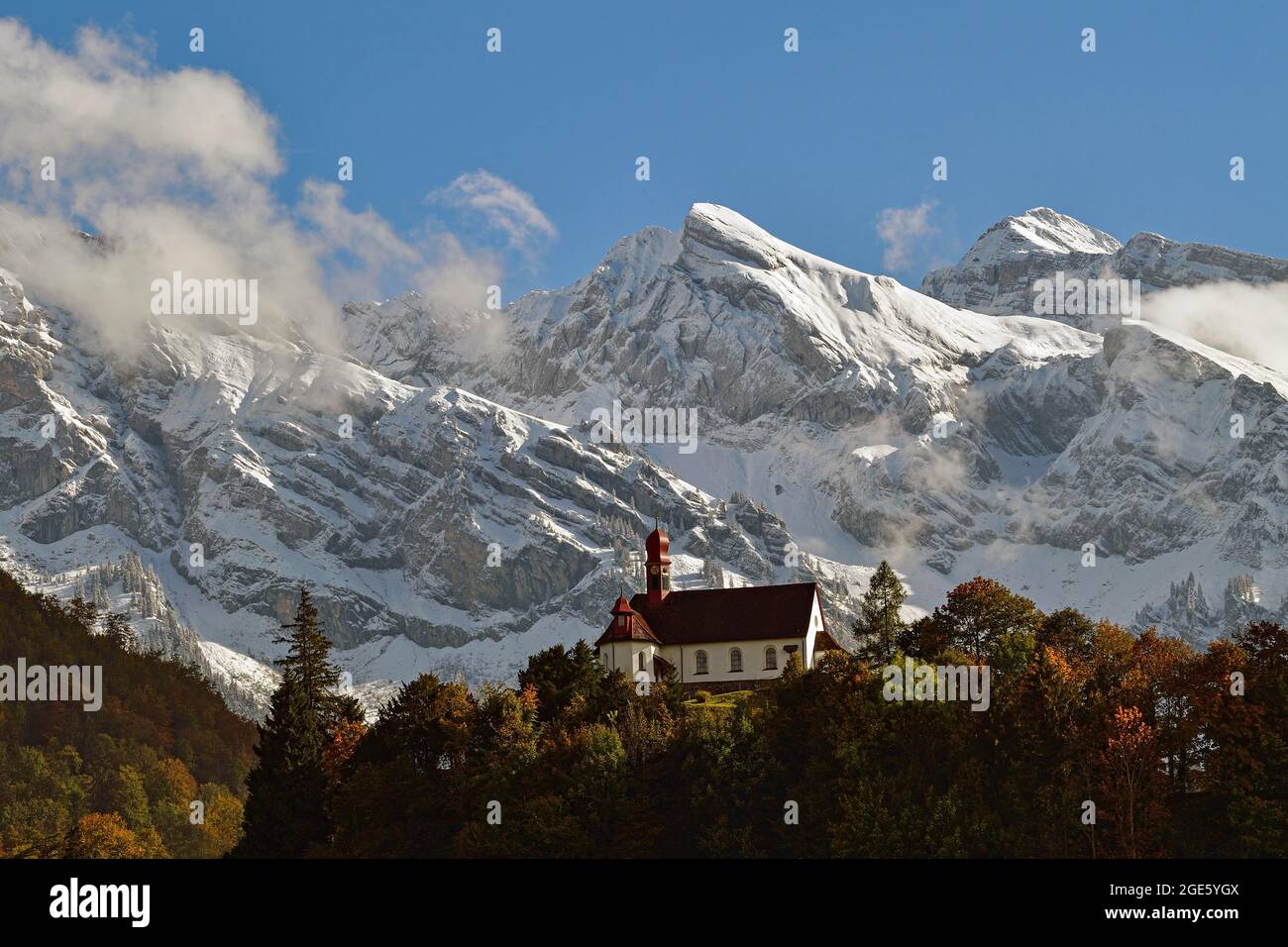 Flueeli Ranft Cappella di fronte al panorama alpino, Flueeli Ranft, Sachseln, Canton Obvaldo, Svizzera Foto Stock