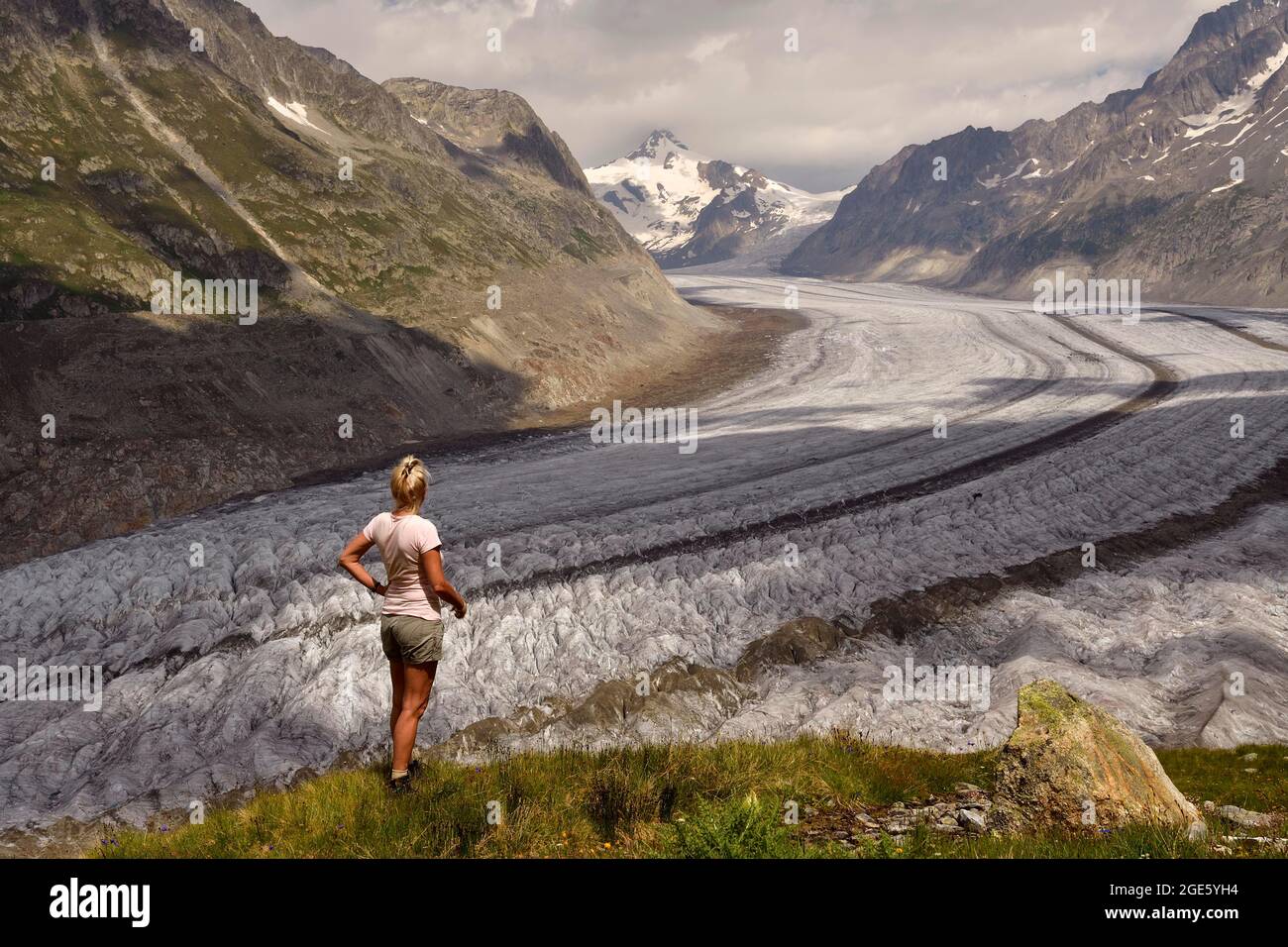 Escursioni lungo il Grande ghiacciaio Aletsch, Vallese, Svizzera Foto Stock