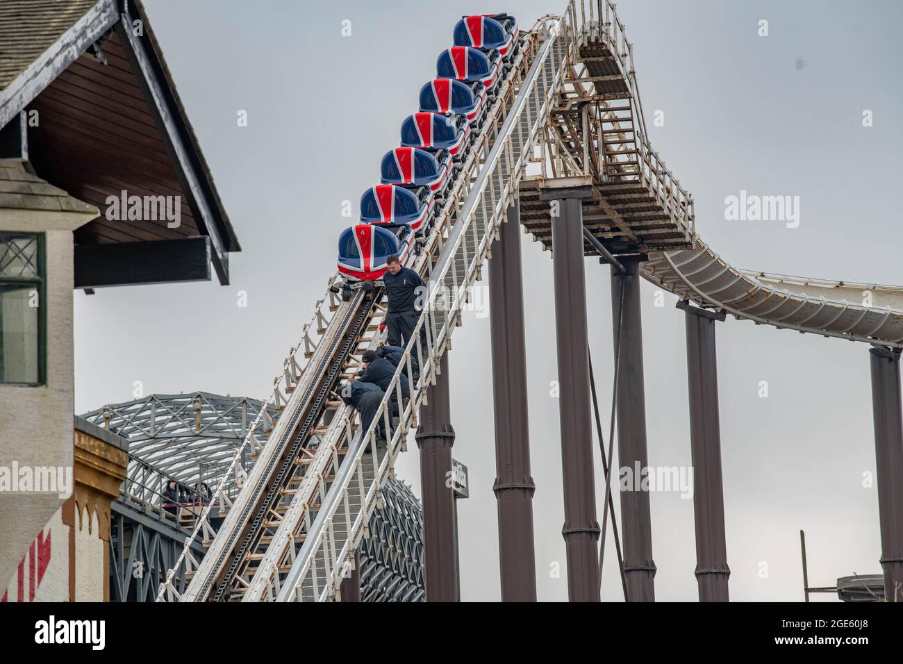 I lavoratori di Blackpool Pleasure Beach riparano la collina dell'ascensore a seguito di una rottura importante sulle montagne russe di Avalanche Foto Stock