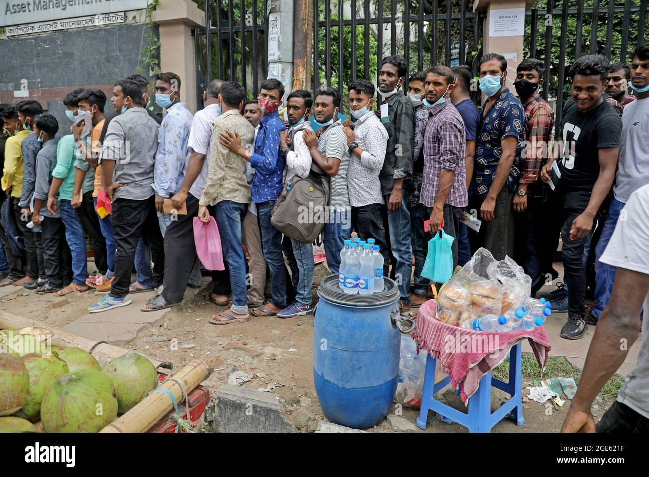 DHAKA CITY, BANGLADESH - AGOSTO 14: Coda di persone in attesa di controlli di salute senza rispettare le distanze sociali e nuovi protocolli di sicurezza tra COVID-19. I passeggeri sono in attesa da mattina . Il 14 agosto 2021 a Dhaka, Bangladesh. Credito: Eyepix Group/The Photo Access Foto Stock